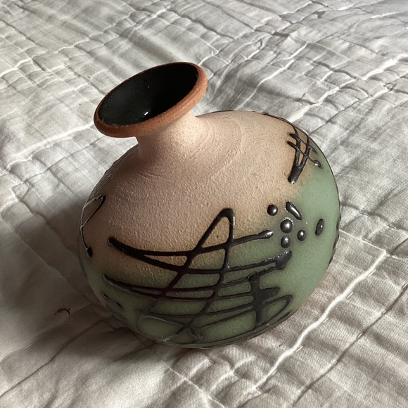 SMALL CUBAN SOUVENIR POTTERY BUD VASE - Picture 1 of 7